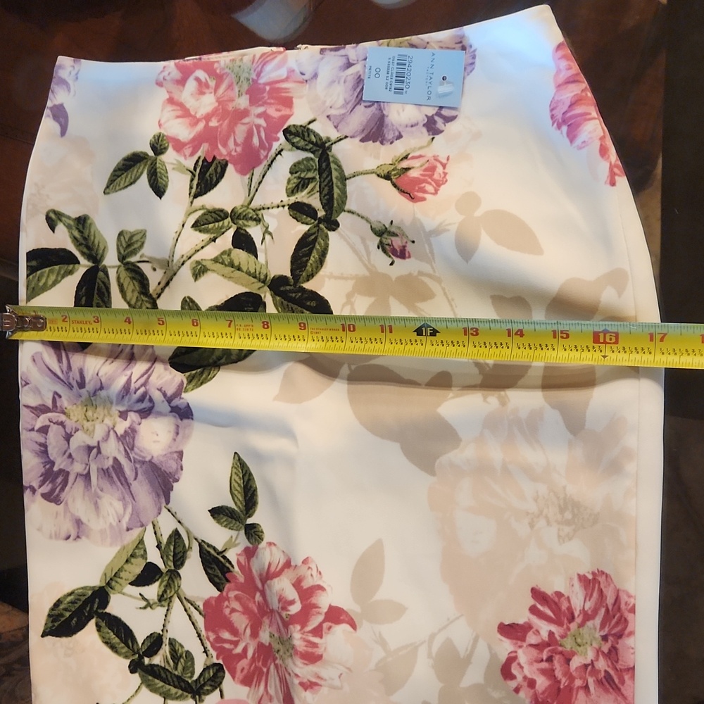 Ann Taylor Factory White Floral Pencil Skirt ♥ - Picture 7 of 7